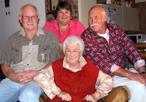 Vriendinne bereik saam mylpaal